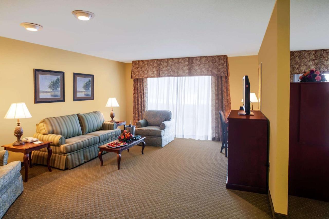 Clarion Hotel & Suites Convention Center Fredericksburg Exteriör bild